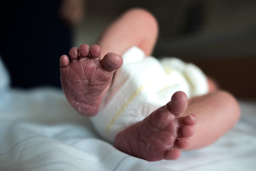 tammy-nicole-photographer-gmunich-muenchen-baby-babyfotos-family-newborn-breastfeeding-fresh48-25