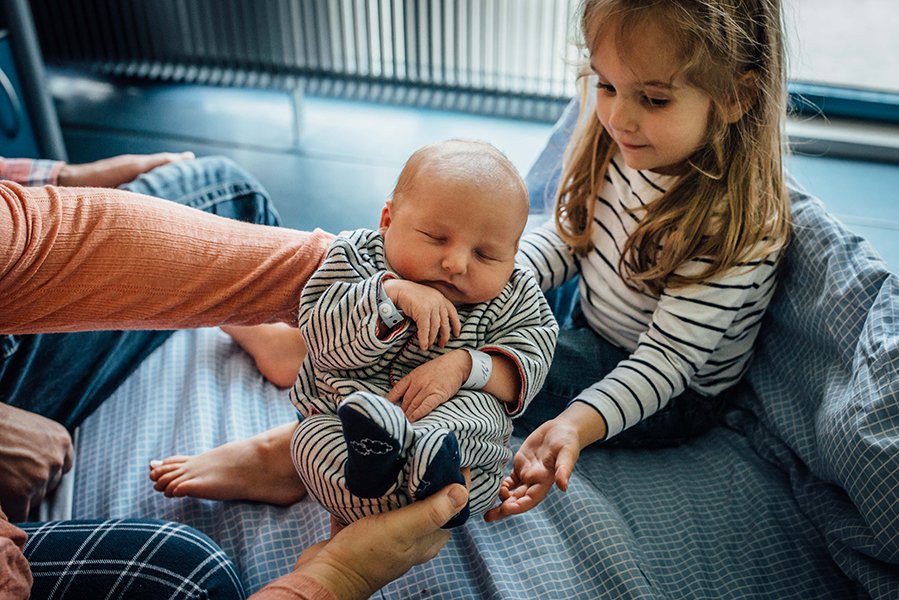 tammy-nicole-photographer-munich-muenchen-baby-babyfotos-family-newborn-breastfeeding-fresh48-15