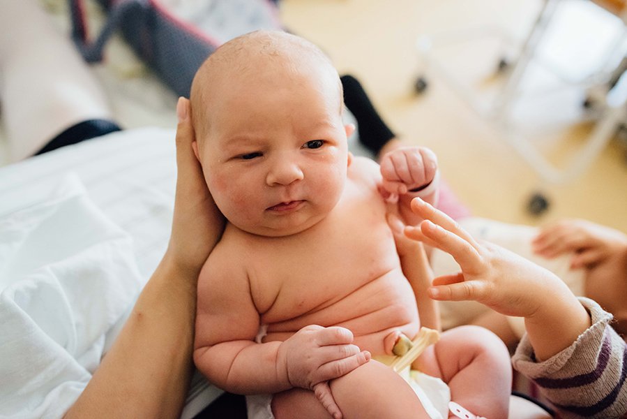 tammy-nicole-photographer-munich-muenchen-baby-babyfotos-family-newborn-breastfeeding-fresh48-40