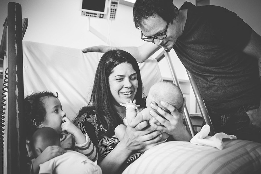 tammy-nicole-photographer-munich-muenchen-baby-babyfotos-family-newborn-breastfeeding-fresh48-41