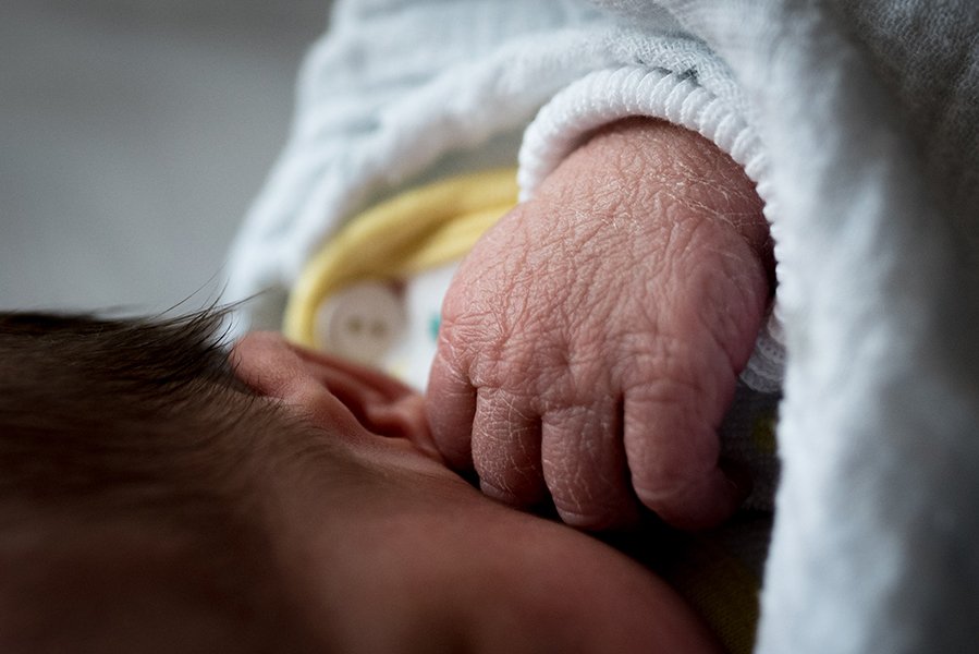 tammy-nicole-photographer-munich-muenchen-baby-babyfotos-family-newborn-breastfeeding-fresh48-49