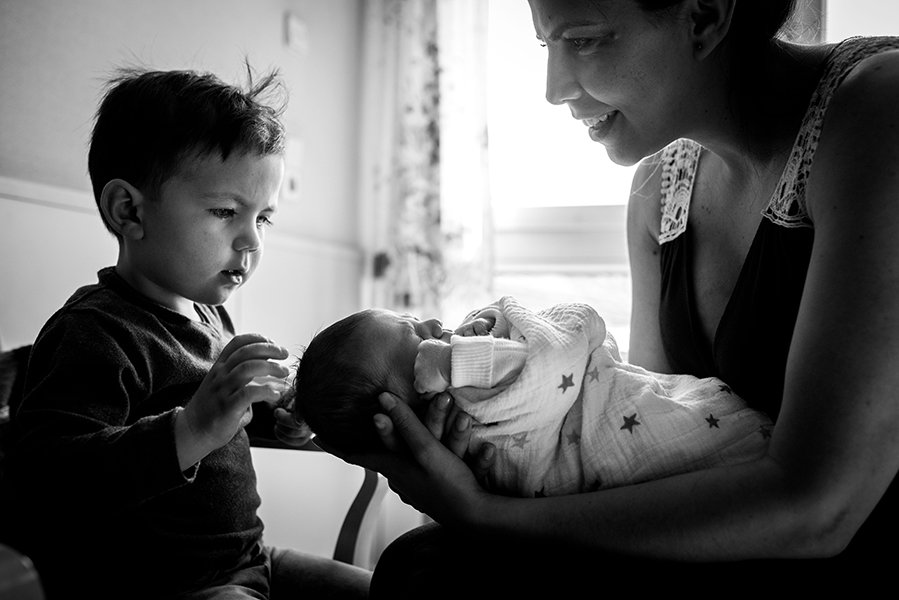 tammy-nicole-photographer-munich-muenchen-baby-babyfotos-family-newborn-breastfeeding-fresh48-56