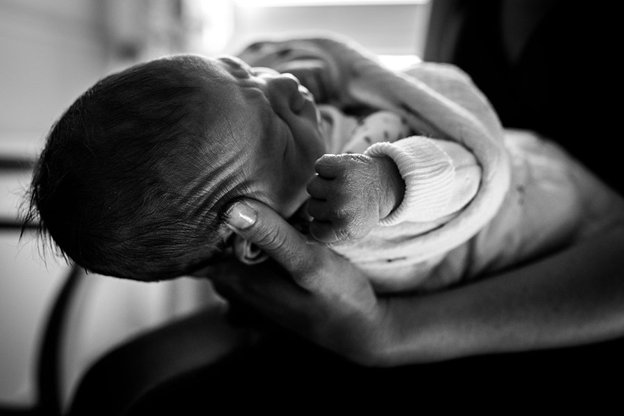tammy-nicole-photographer-munich-muenchen-baby-babyfotos-family-newborn-breastfeeding-fresh48-57