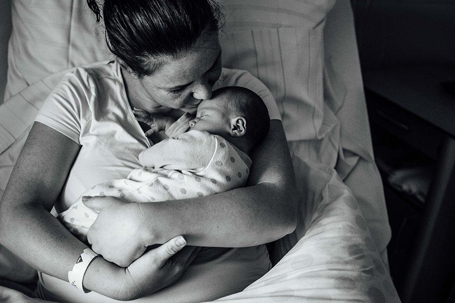 tammy-nicole-photographer-munich-muenchen-baby-babyfotos-family-newborn-breastfeeding-fresh48-74