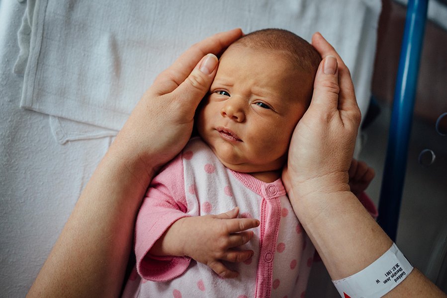 tammy-nicole-photographer-munich-muenchen-baby-babyfotos-family-newborn-breastfeeding-fresh48-84