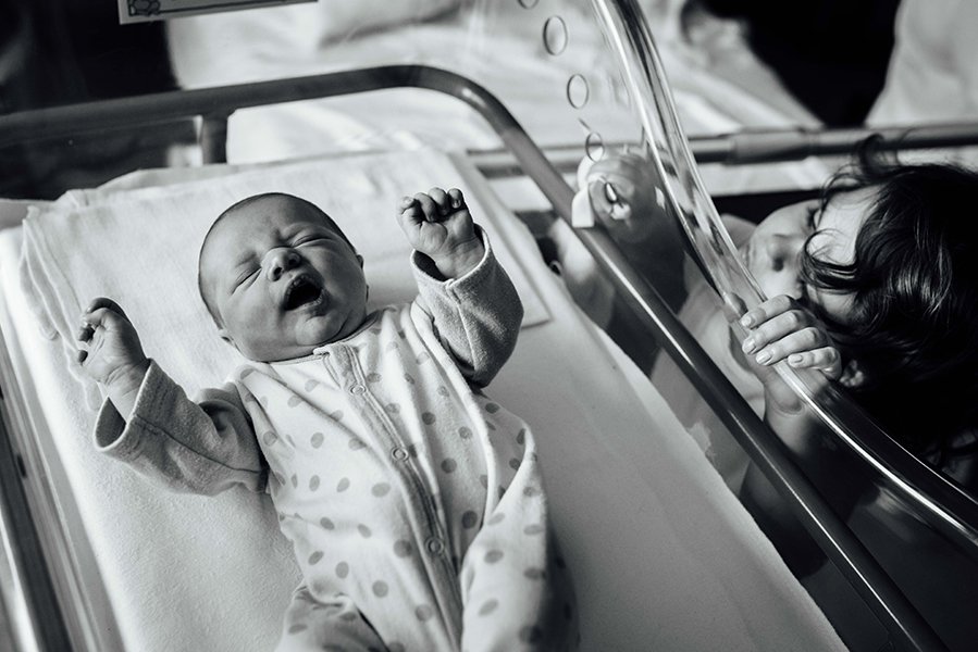tammy-nicole-photographer-munich-muenchen-baby-babyfotos-family-newborn-breastfeeding-fresh48-86